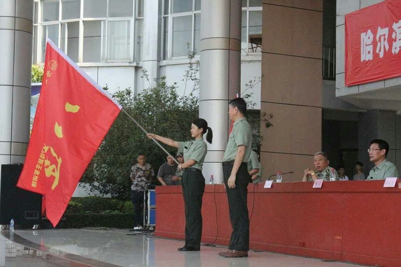 风雨挑战，新生军训愈增风采